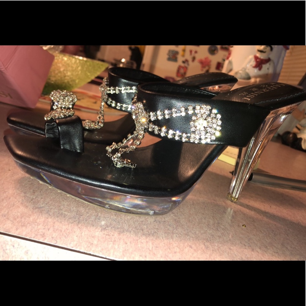 Thong heels with rhinestones